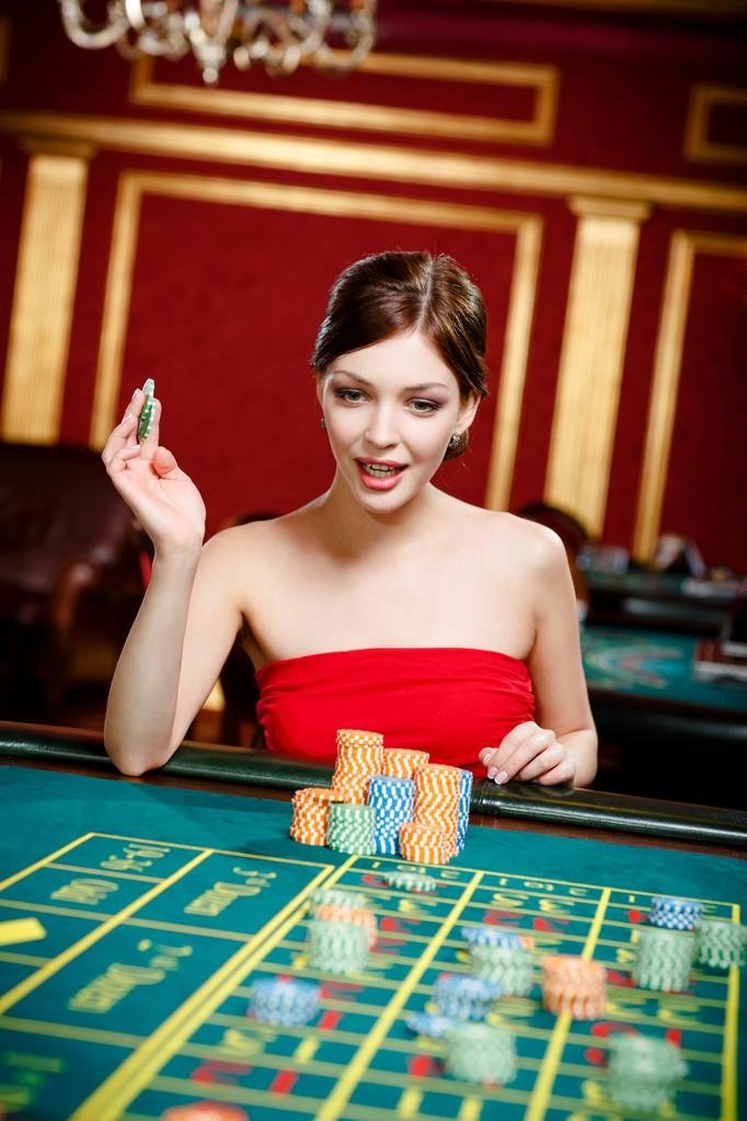 Lightning Roulette table on smart macaubet showing wheel, betting layout, and multiplier display